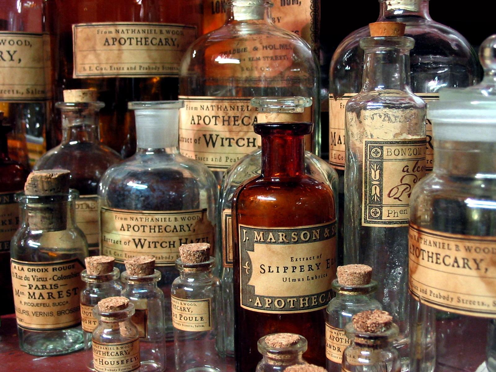 Лекарства древности. Старинные аптекарские баночки. Старинные склянки для лекарств. Баночки с лекарствами старинные. Старые аптекарские бутылочки.